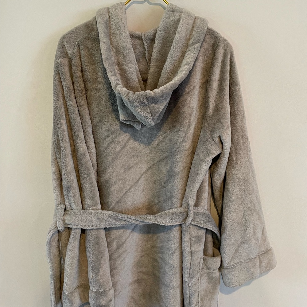 🌸 NWOT Fuzzy Robe - Picture 3 of 7